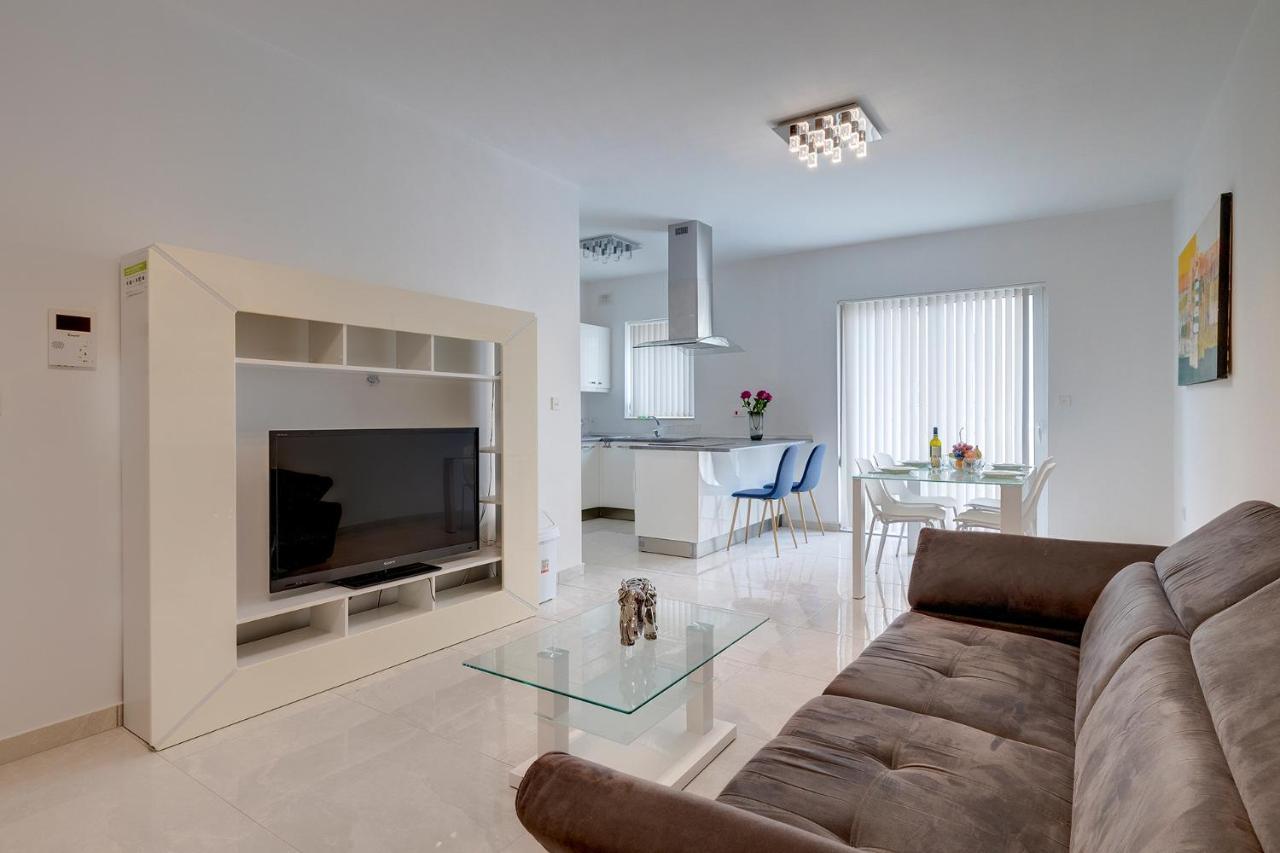 Spacious Apartment Steps To The Promenade Sliema Ngoại thất bức ảnh