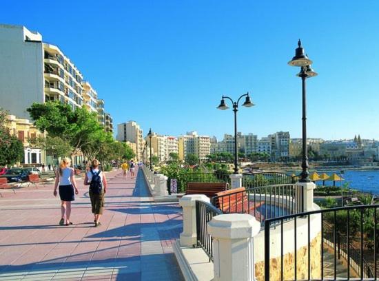 Spacious Apartment Steps To The Promenade Sliema Ngoại thất bức ảnh